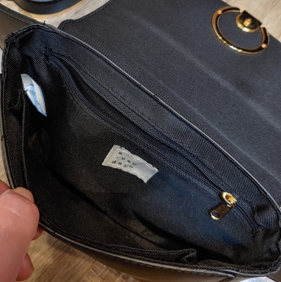 🔸SOLD🔸Black Belt Bag - A New Day - Picture 6 of 6